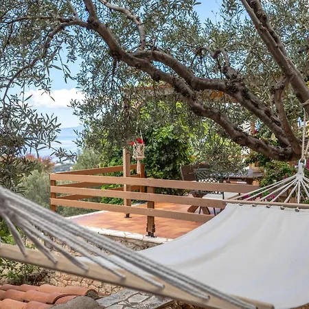 Hillside View, House 1 *